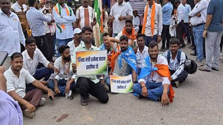 धर्मेंद्र प्रधान के इस्तीफे की मांग को लेकर युवा कांग्रेस का प्रदर्शन