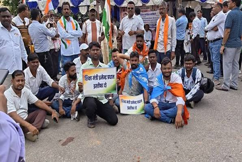 धर्मेंद्र प्रधान के इस्तीफे की मांग को लेकर युवा कांग्रेस का प्रदर्शन