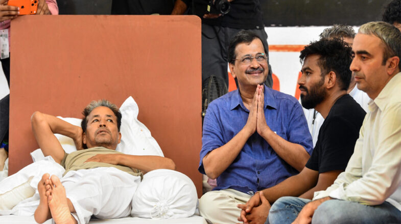 जंतर मंतर पहुंचे केजरीवाल, डिंपल