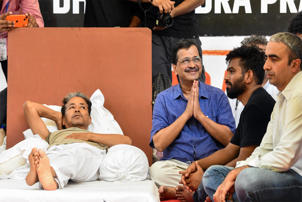 जंतर मंतर पहुंचे केजरीवाल, डिंपल