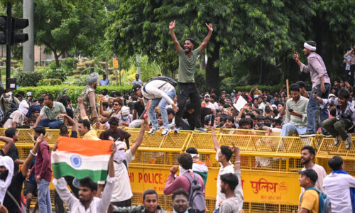 कॉकरोचः आगे रास्ता घुमावदार है