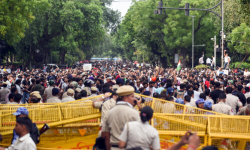 घायलों का इलाज सरकार कराए