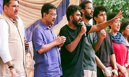 कॉकरोच पार्टी का प्रदर्शन जारी