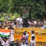 प्रदर्शनकारी लड़की पर एफआईआर का विरोध
