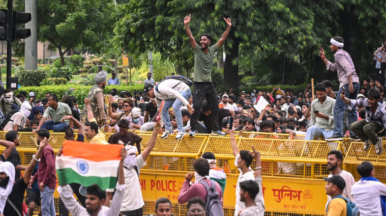 प्रदर्शनकारी लड़की पर एफआईआर का विरोध