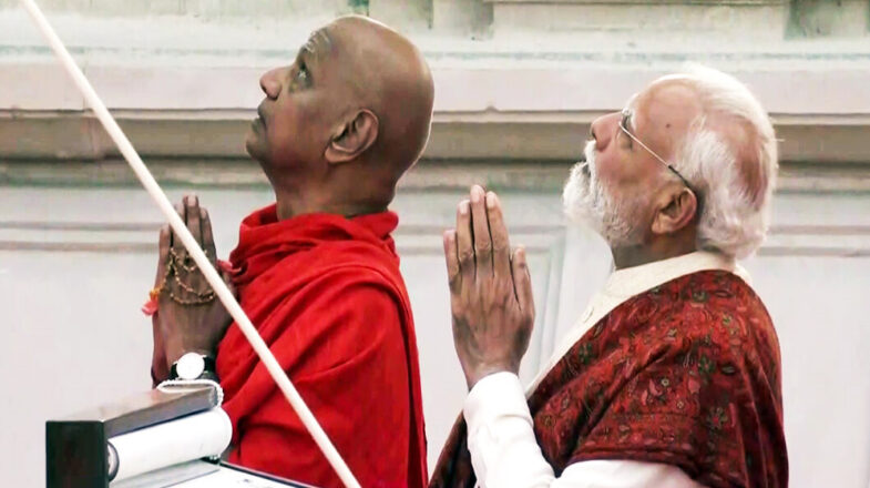 आगे कुँआ, पीछे मोदी
