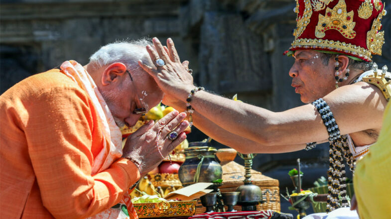 मोदी ने प्रम्बानन मंदिर में दर्शन किए