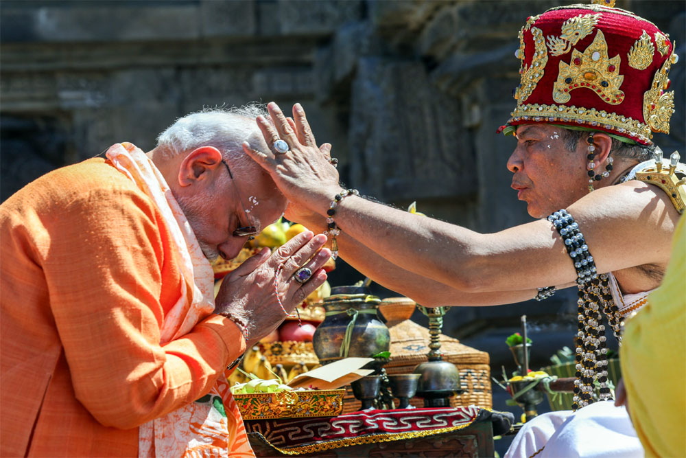 मोदी ने प्रम्बानन मंदिर में दर्शन किए