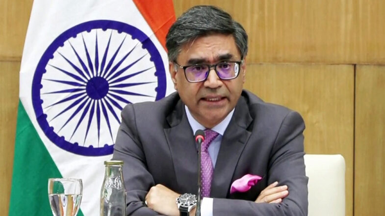 विदेश सचिव को फिर सेवा विस्तार