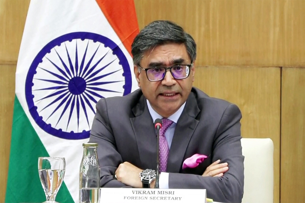 विदेश सचिव को फिर सेवा विस्तार
