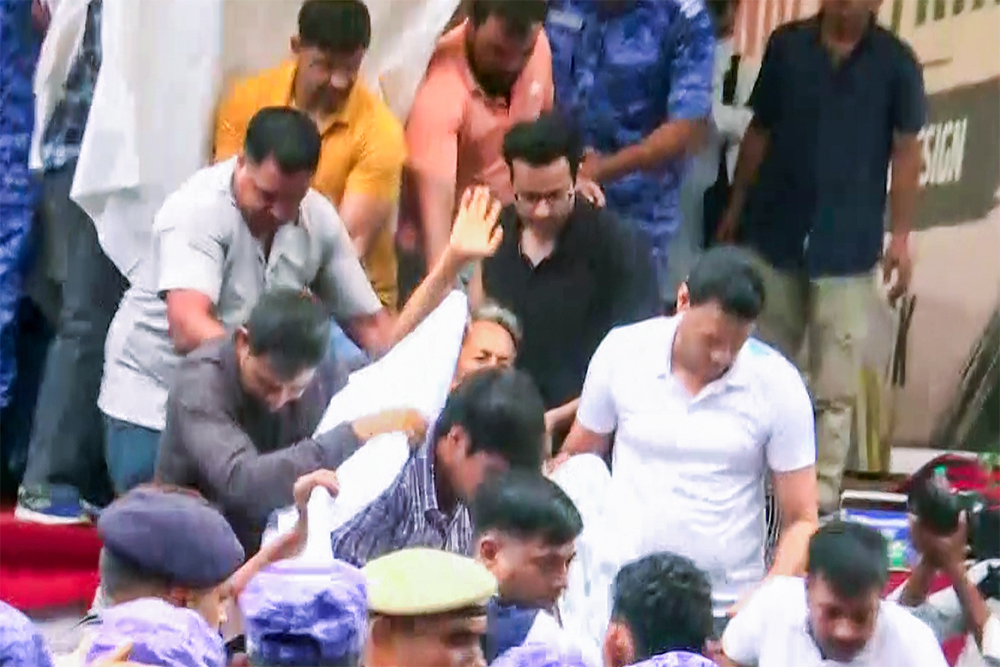 वांगचुक को उठाए जाने के बाद रविवार को पहले से ज्यादा भीड़ जुटी।