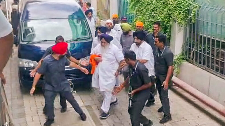 निहंग सिख ने किया सुखबीर बादल पर हमला