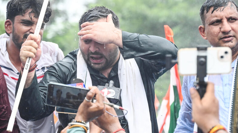 बिहार: नीट प्रदर्शन को लेकर लोक भवन मार्च के दौरान तेजस्वी यादव हिरासत में