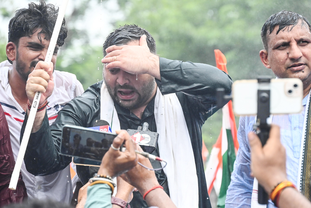 बिहार: नीट प्रदर्शन को लेकर लोक भवन मार्च के दौरान तेजस्वी हिरासत में