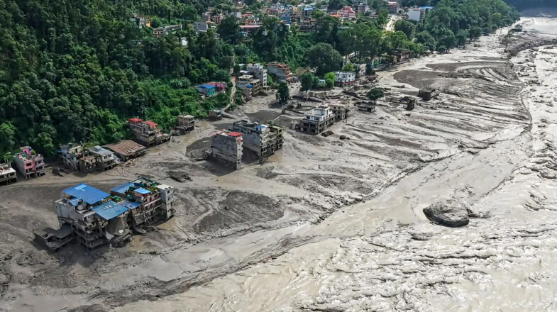 नेपाल में अचानक आई बाढ़ में बंगाल के 32 लोग लापता