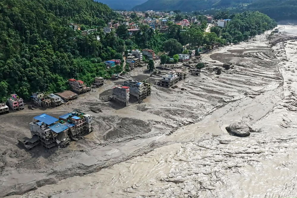 नेपाल में अचानक आई बाढ़ में बंगाल के 32 लोग लापता