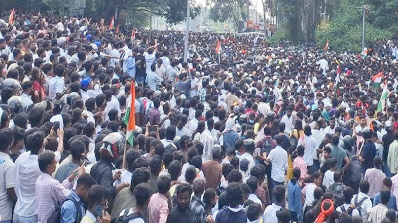 विधानसभा घेराव के लिए उमड़ा छात्रों का हुजूम