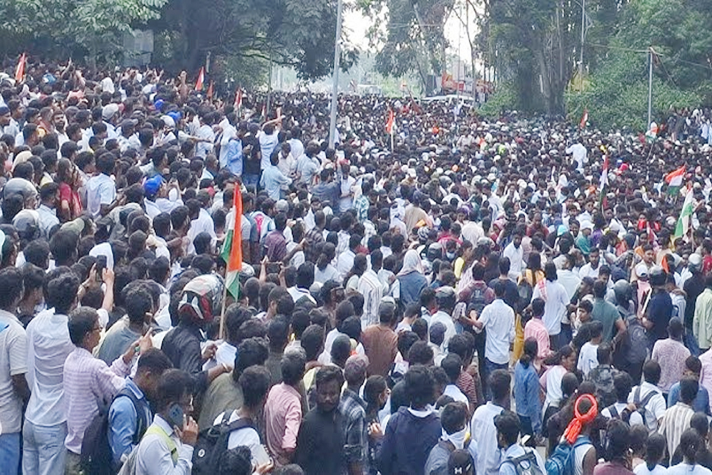 विधानसभा घेराव के लिए उमड़ा छात्रों का हुजूम