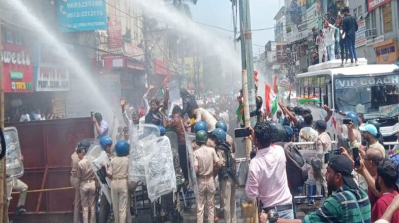 बिहार: छात्रों के पथराव में कई पुलिसकर्मी घायल, पुलिस ने किया लाठीचार्ज