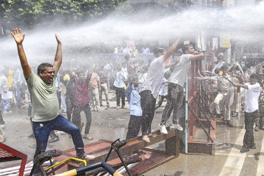 बिहार: मुख्यमंत्री आवास घेराव की कोशिश में छात्रों ने बैरिकेड तोड़े, पुलिस ने छोड़ी पानी की बौछार