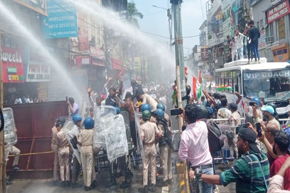 बिहार: छात्रों के पथराव में कई पुलिसकर्मी घायल, पुलिस ने किया लाठीचार्ज