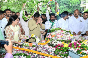 मुख्यमंत्री हेमन्त सोरेन ने शहीद निर्मल महतो के शहादत दिवस पर उनकी समाधि स्थल पहुंचकर उन्हें भावपूर्ण श्रद्धांजलि अर्पित की।