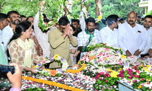मुख्यमंत्री हेमन्त सोरेन ने शहीद निर्मल महतो के शहादत दिवस पर उनकी समाधि स्थल पहुंचकर उन्हें भावपूर्ण श्रद्धांजलि अर्पित की।