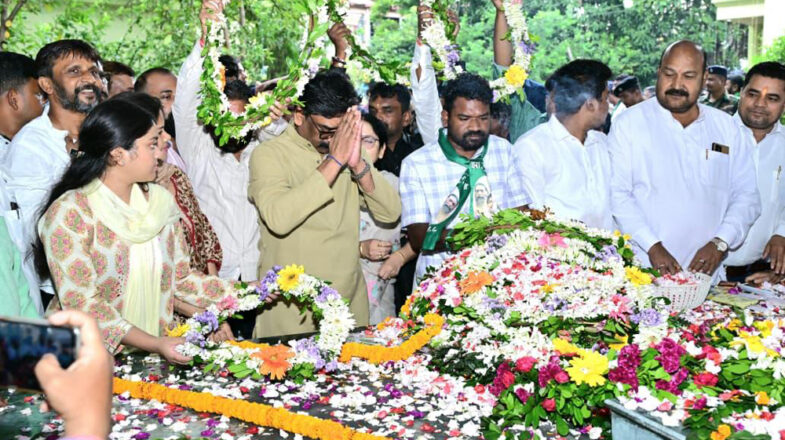 मुख्यमंत्री हेमन्त सोरेन ने शहीद निर्मल महतो के शहादत दिवस पर उनकी समाधि स्थल पहुंचकर उन्हें भावपूर्ण श्रद्धांजलि अर्पित की।
