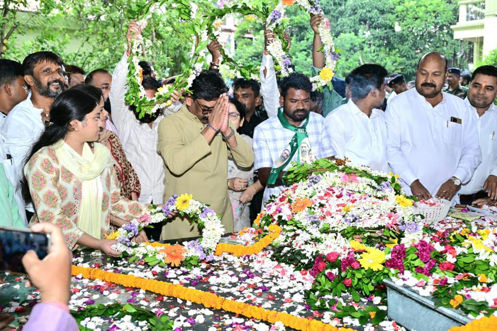 मुख्यमंत्री हेमन्त सोरेन ने शहीद निर्मल महतो के शहादत दिवस पर उनकी समाधि स्थल पहुंचकर उन्हें भावपूर्ण श्रद्धांजलि अर्पित की।