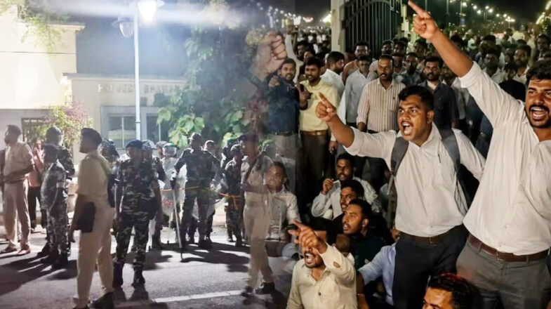झारखंड में जेएसएससी-सीजीएल नियुक्तियां रद्द होने के खिलाफ प्रोजेक्ट भवन के बाहर प्रदर्शन