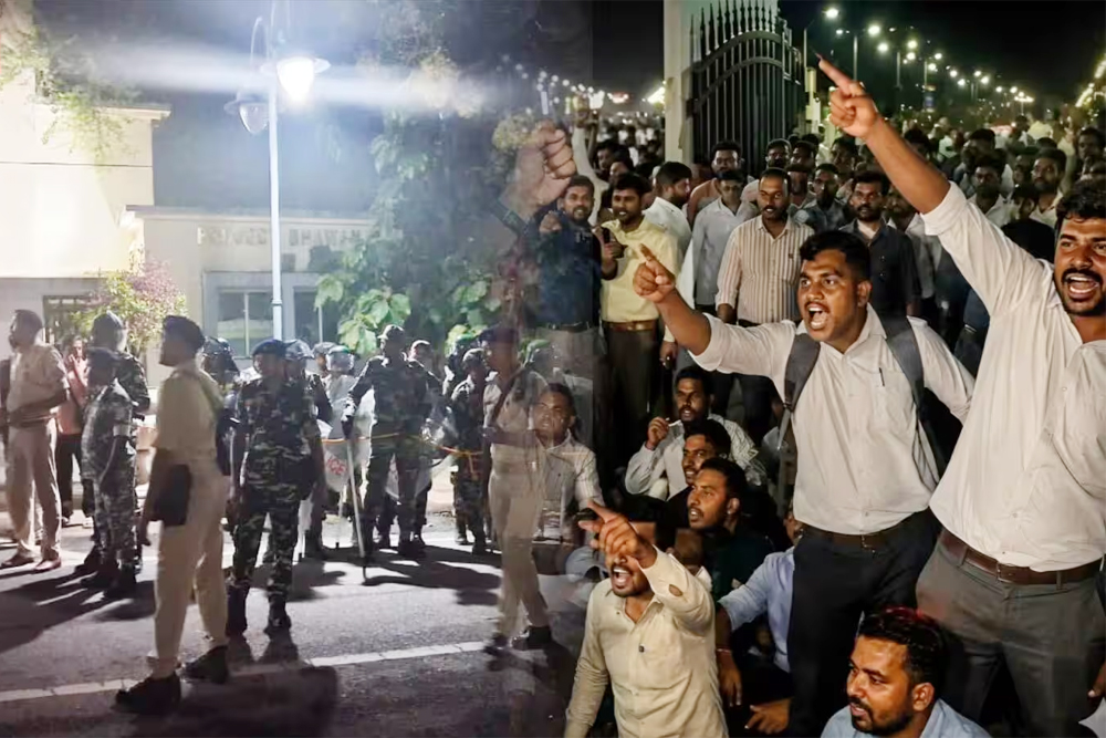 झारखंड में जेएसएससी-सीजीएल नियुक्तियां रद्द होने के खिलाफ प्रोजेक्ट भवन के बाहर प्रदर्शन