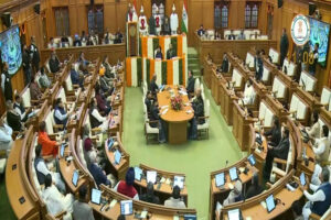दिल्ली विधानसभा में प्रदर्शन कर रहे आप के आठ विधायकों को बाहर निकाला गया