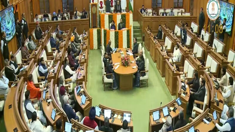 दिल्ली विधानसभा में प्रदर्शन कर रहे आप के आठ विधायकों को बाहर निकाला गया
