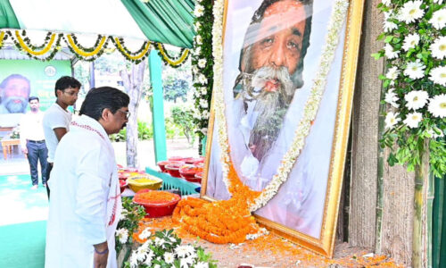 मुख्यमंत्री ने दिवंगत दिशोम गुरु शिबू सोरेन जी की प्रथम पुण्यतिथि पर अर्पित की भावभीनी श्रद्धांजलि
