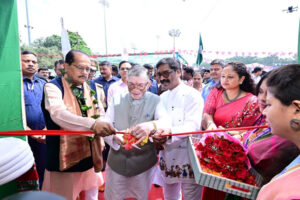 ऐतिहासिक मोरहाबादी मैदान में आयोजित झारखण्ड आदिवासी महोत्सव के उद्घाटन में सम्मलित हुए राज्यपाल संतोष कुमार गंगवार एवं मुख्यमंत्री हेमंत सोरेन