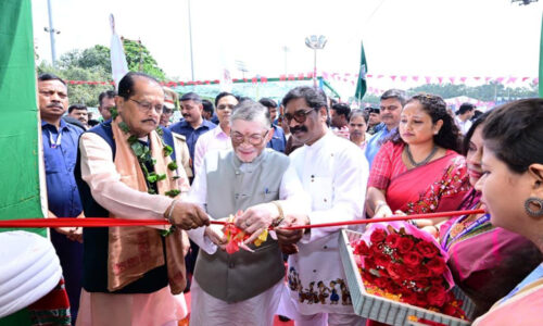 ऐतिहासिक मोरहाबादी मैदान में आयोजित झारखण्ड आदिवासी महोत्सव के उद्घाटन में सम्मलित हुए राज्यपाल संतोष कुमार गंगवार एवं मुख्यमंत्री हेमंत सोरेन