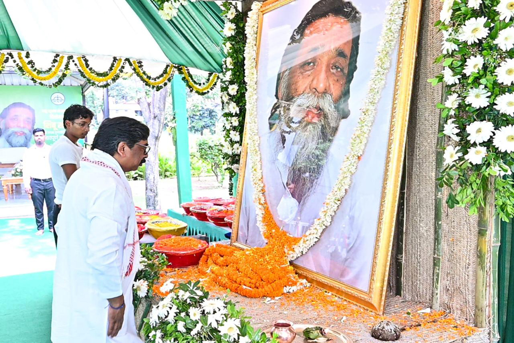 मुख्यमंत्री ने दिवंगत दिशोम गुरु शिबू सोरेन जी की प्रथम पुण्यतिथि पर अर्पित की भावभीनी श्रद्धांजलि