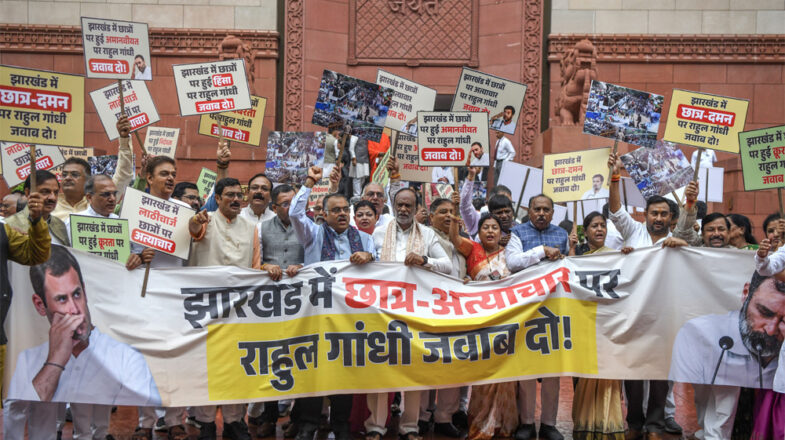 छात्र असंतोष पर सियासत?
