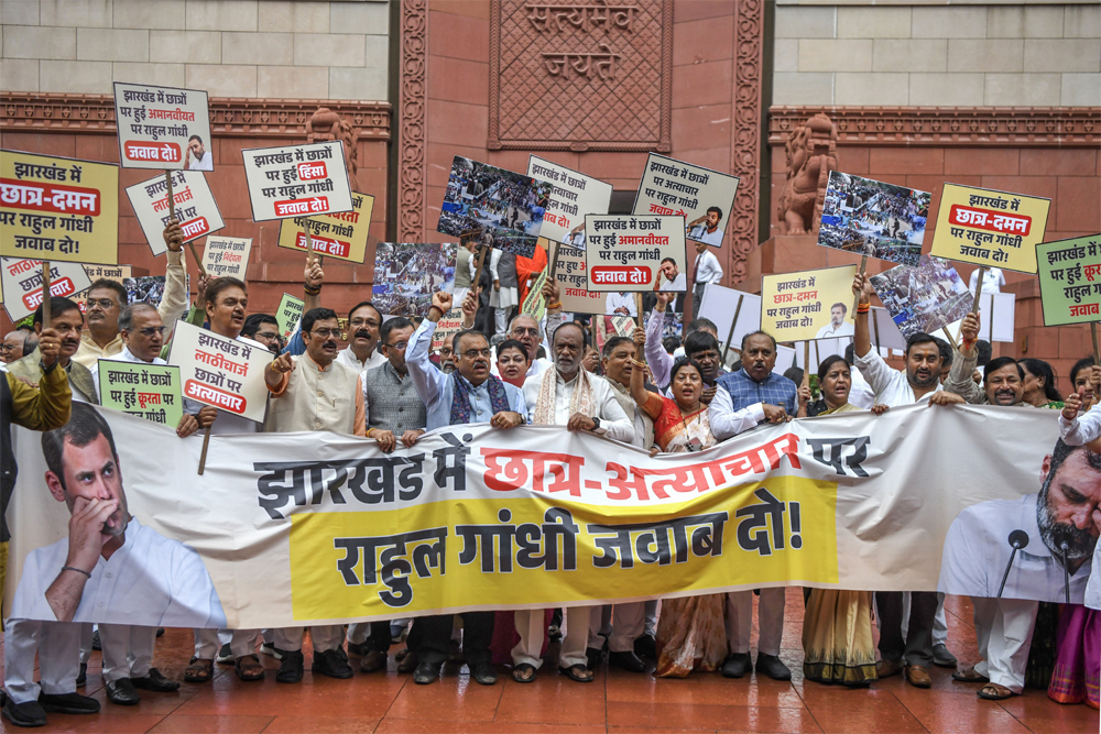 छात्र असंतोष पर सियासत?