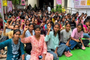 महाराष्ट्र सरकार ने आदिवासी छात्रों की मांग स्वीकार की, अनशन समाप्त करने की अपील