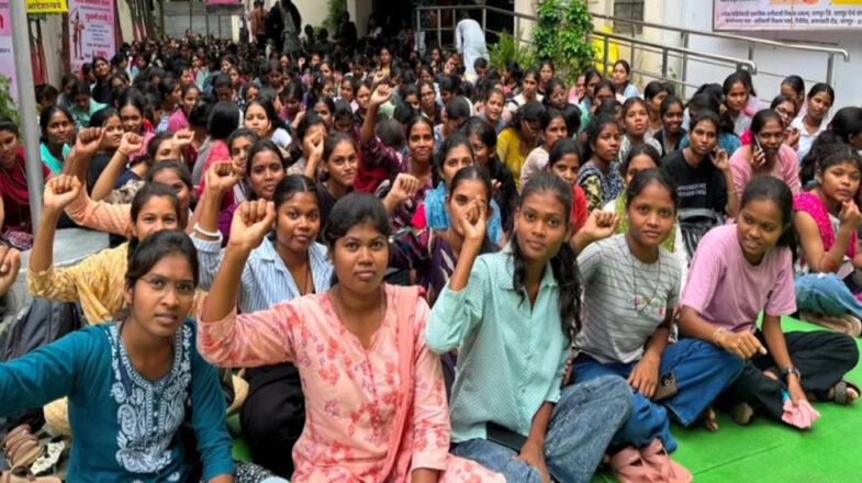 महाराष्ट्र सरकार ने आदिवासी छात्रों की मांग स्वीकार की, अनशन समाप्त करने की अपील