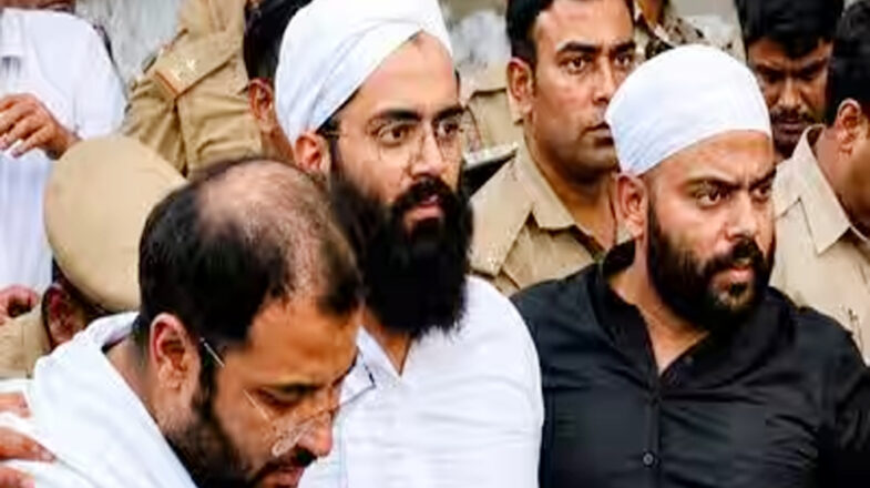 अतीक के बेटे उमर के काफिले पर टोल न देने और बैरियर तोड़ने का मुकदमा