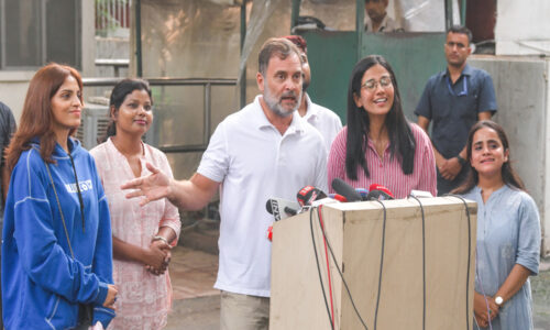 प्रदर्शनकारियों के साथ राहुल की प्रेस कॉन्फ्रेंस