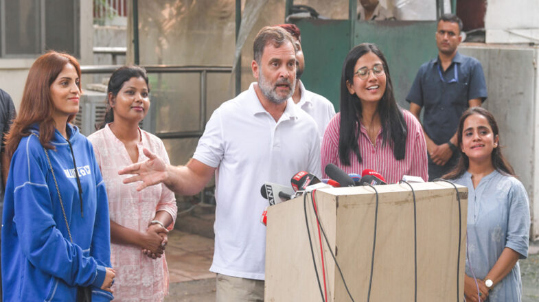 प्रदर्शनकारियों के साथ राहुल की प्रेस कॉन्फ्रेंस