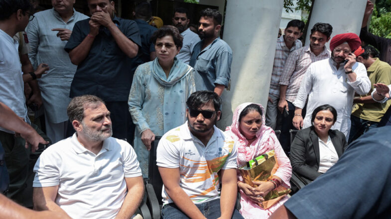 राहुल का पैलेट गन मामले में प्राथमिकी दर्ज करने को लेकर धरना