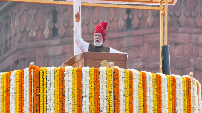 मोदी को पता भी कि लालकिले से क्या बोला?