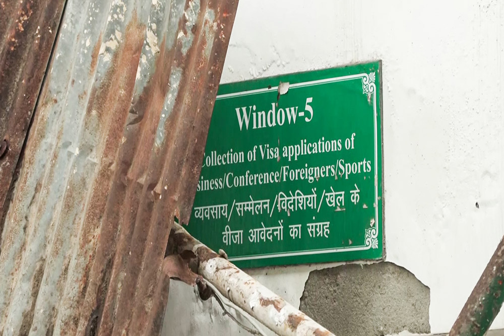पाक उच्चायोग के सामने अवैध निर्माण तोड़े गए