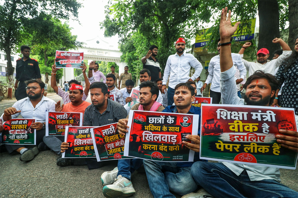 अपढ़, कुपढ़ लोगों के हाथ में शिक्षा