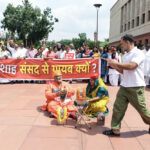 संसद में विपक्ष का नुक्कड़ नाटक
