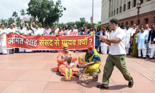 संसद में विपक्ष का नुक्कड़ नाटक